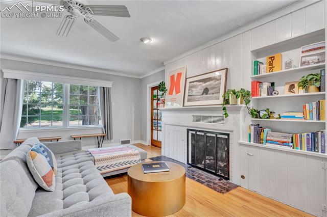 10 W Oak Avenue