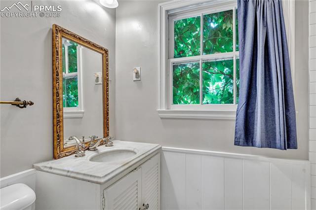 10 W Oak Avenue