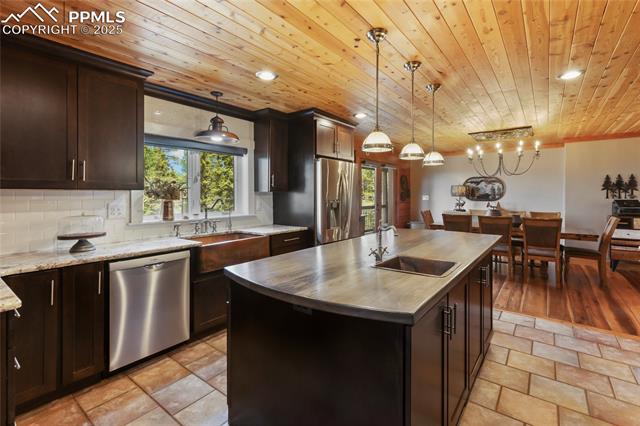 101 Daniwood Grove