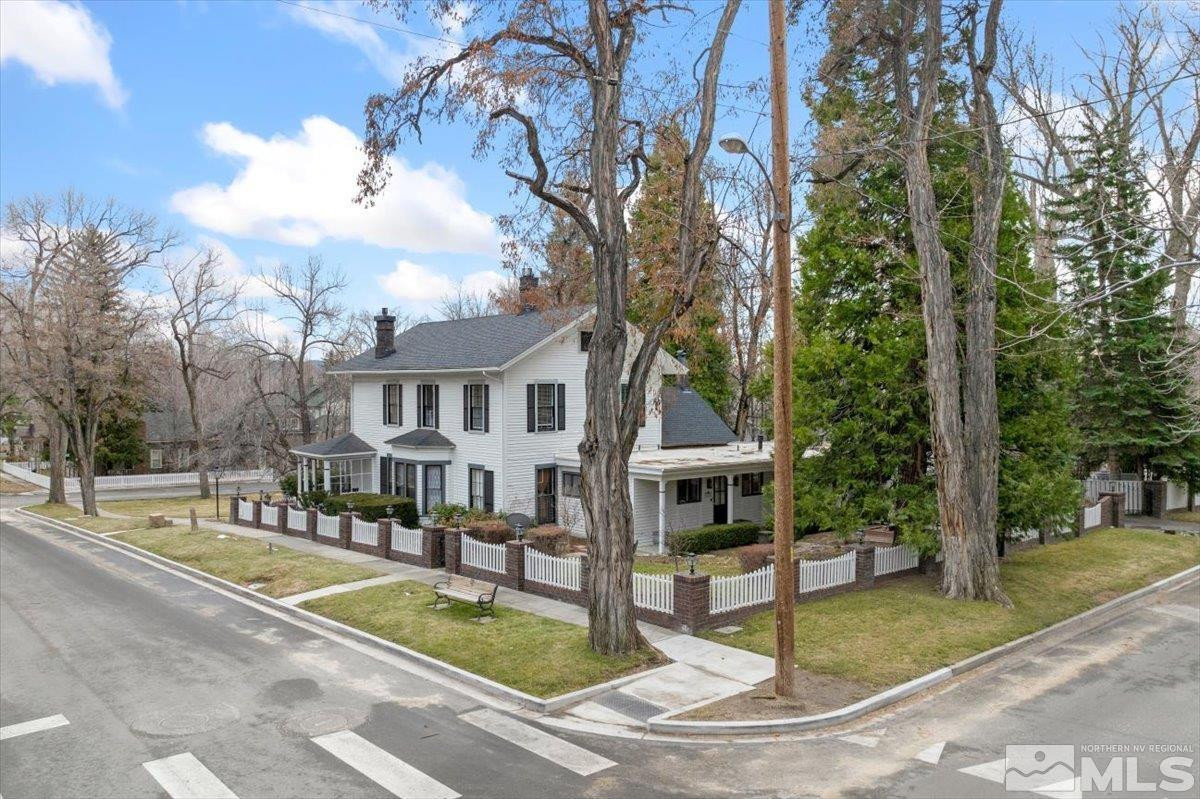 707 W Robinson