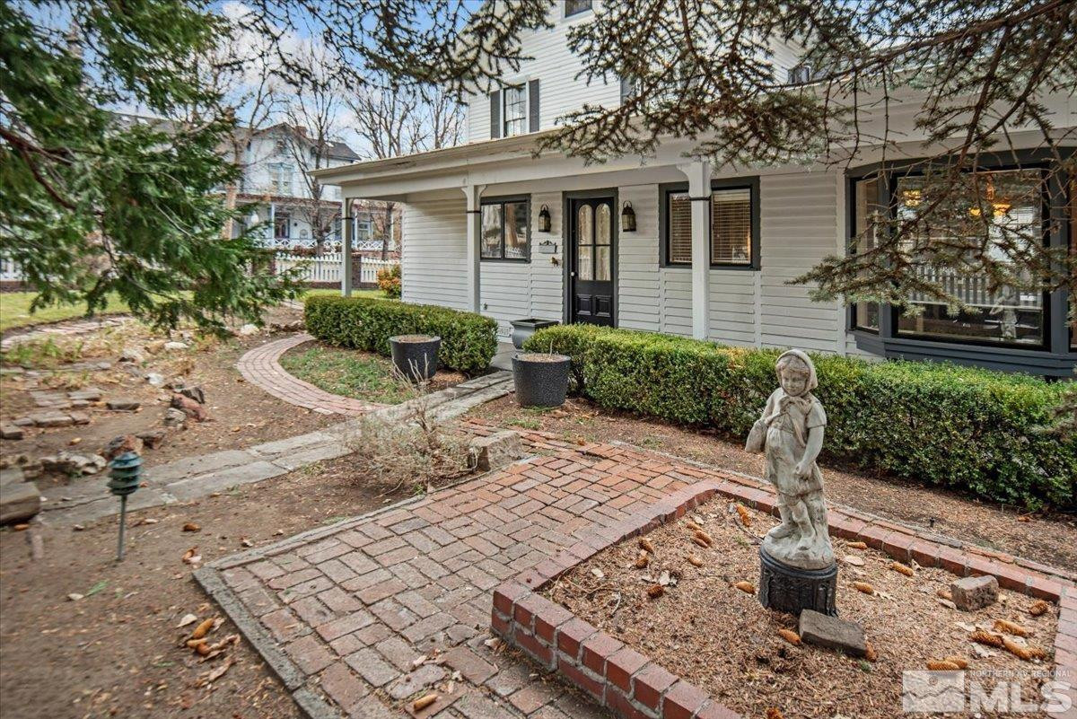 707 W Robinson