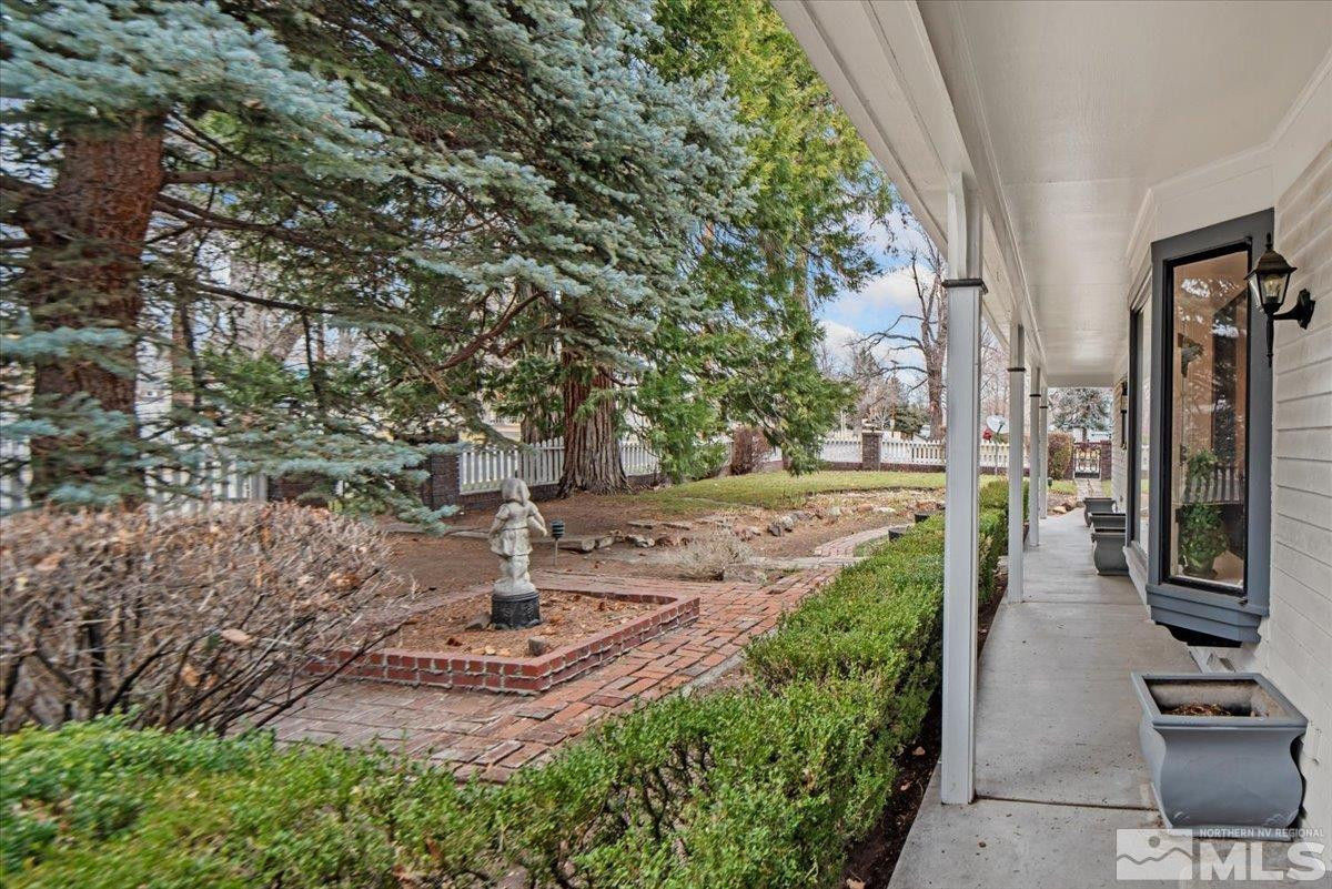 707 W Robinson