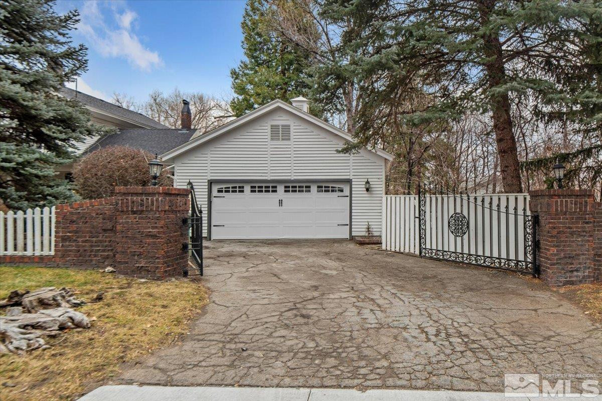 707 W Robinson