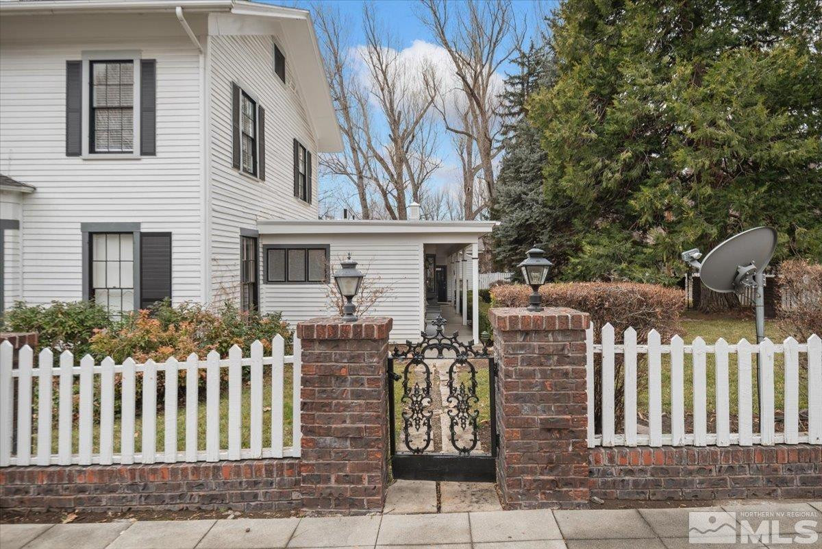 707 W Robinson