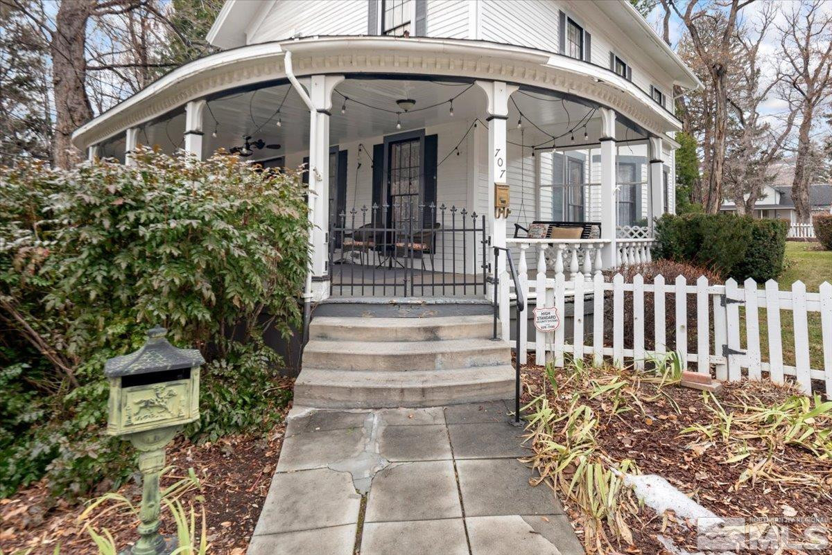 707 W Robinson
