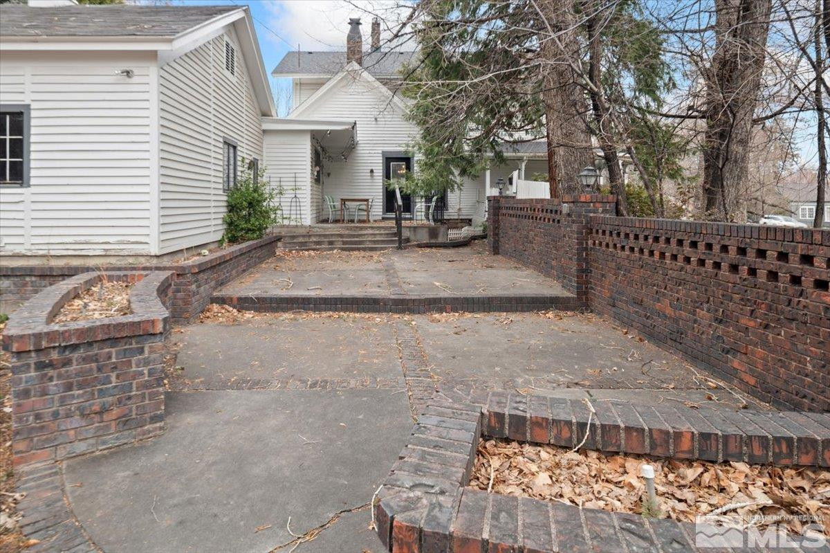 707 W Robinson
