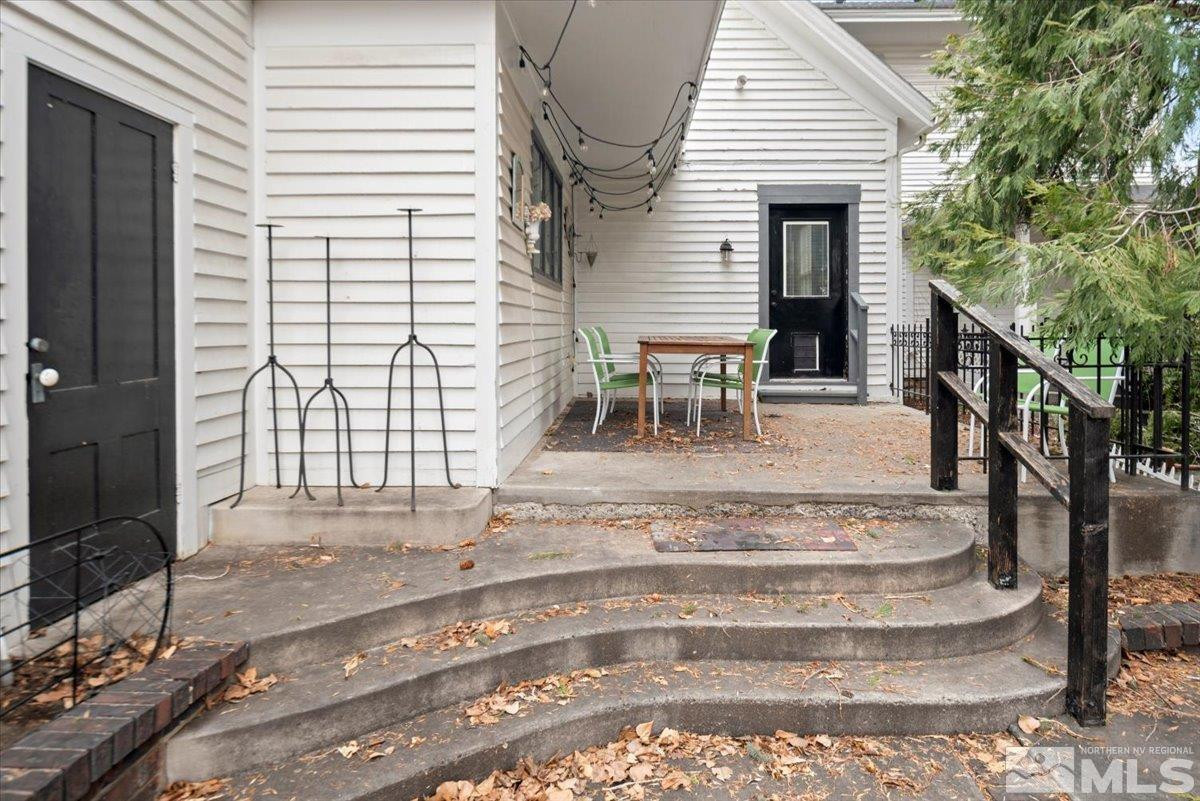 707 W Robinson