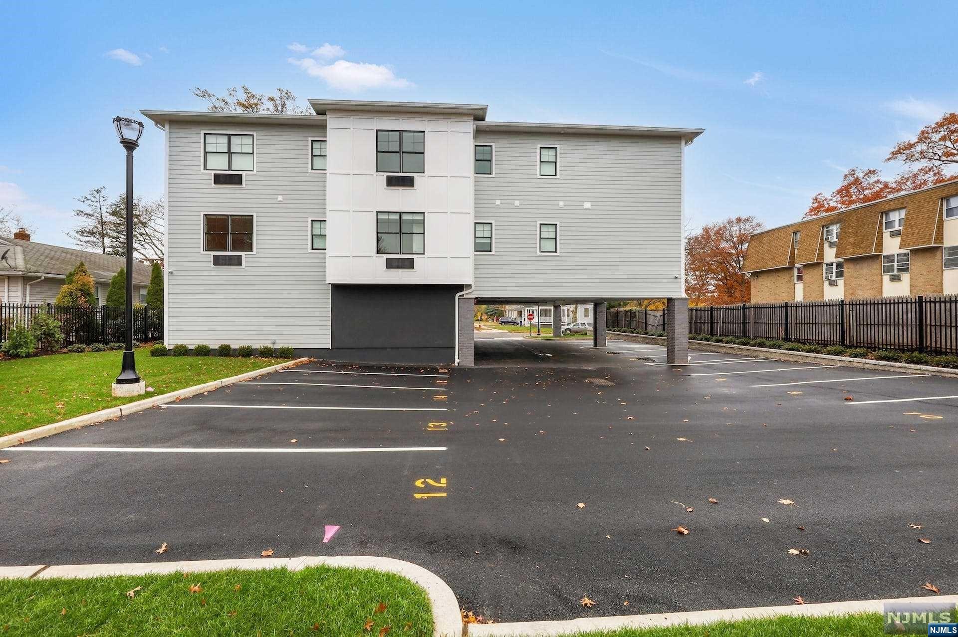 74 Clarendon Place 204