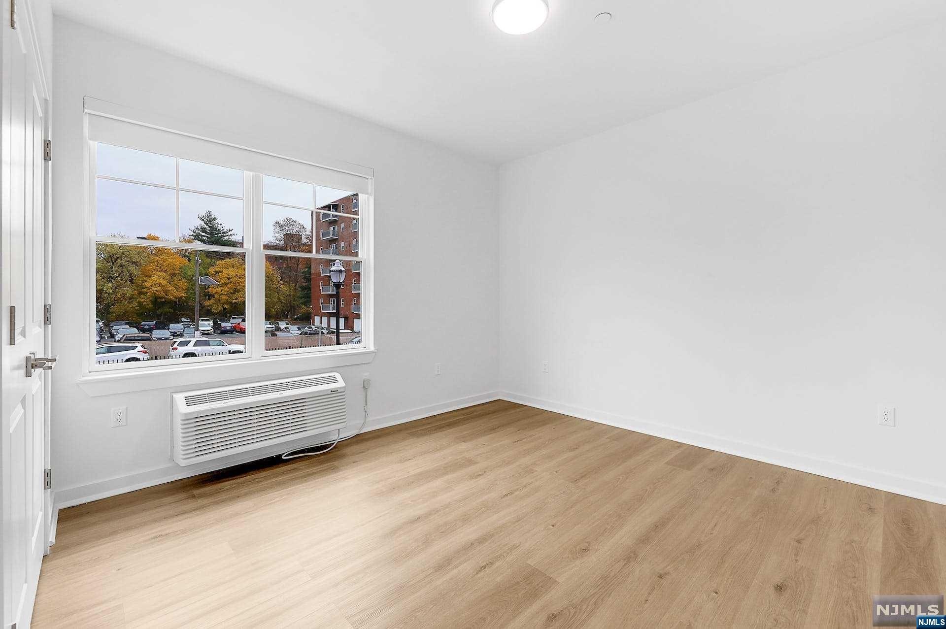 74 Clarendon Place 204
