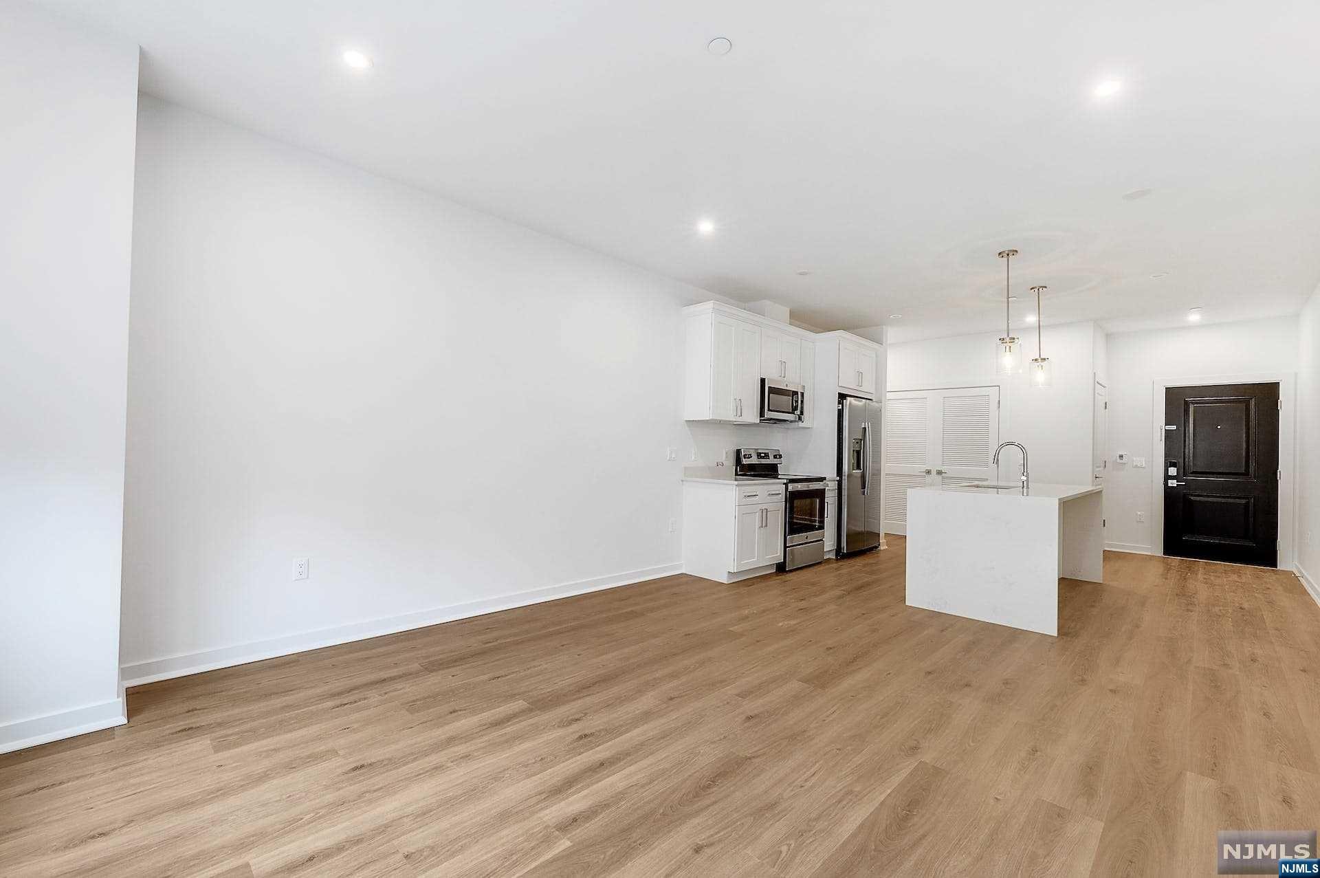 74 Clarendon Place 204