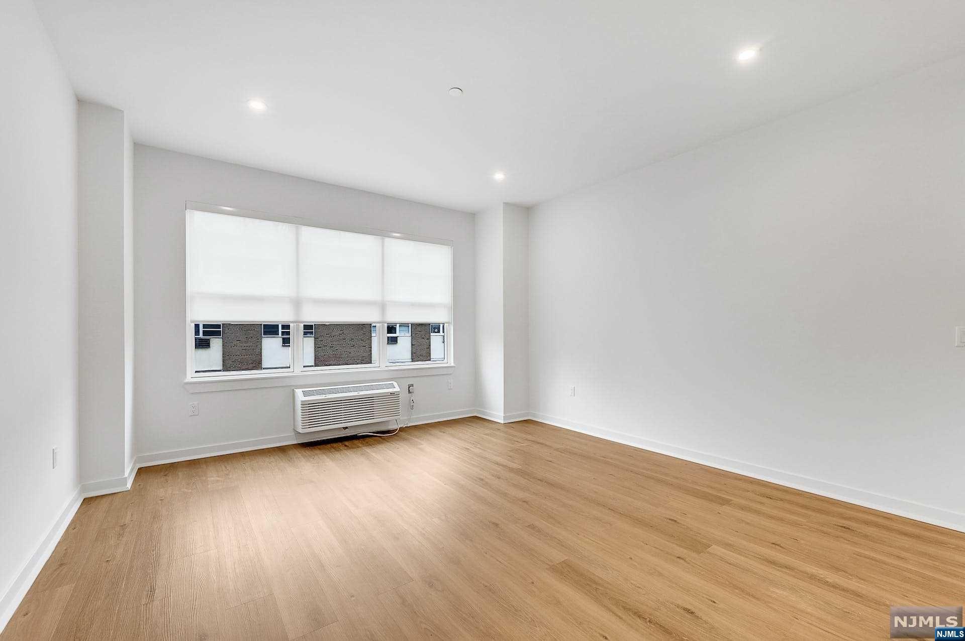 74 Clarendon Place 204