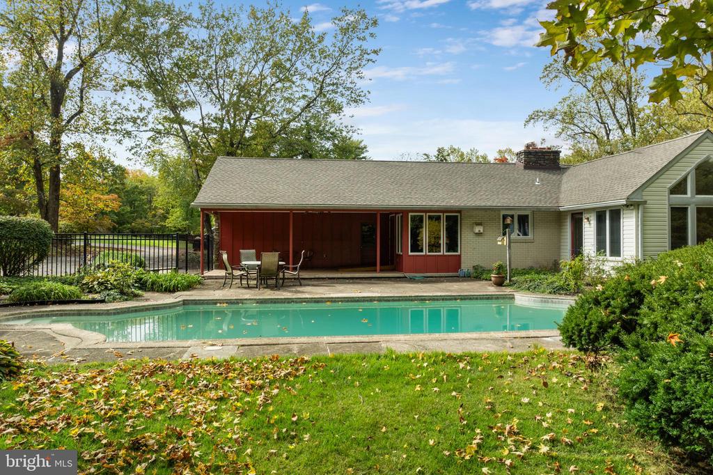 4 VALLEY DRIVE