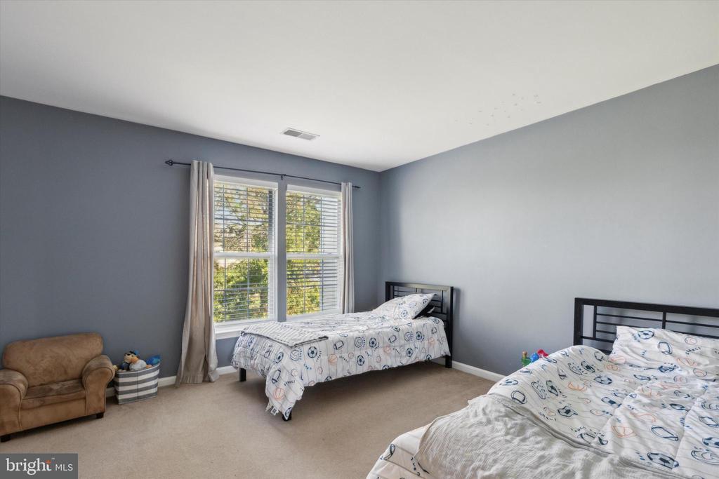 1211 HUNTER LANE