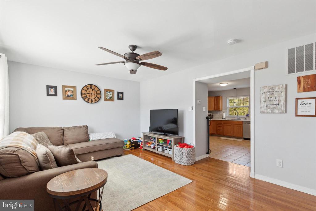 1211 HUNTER LANE