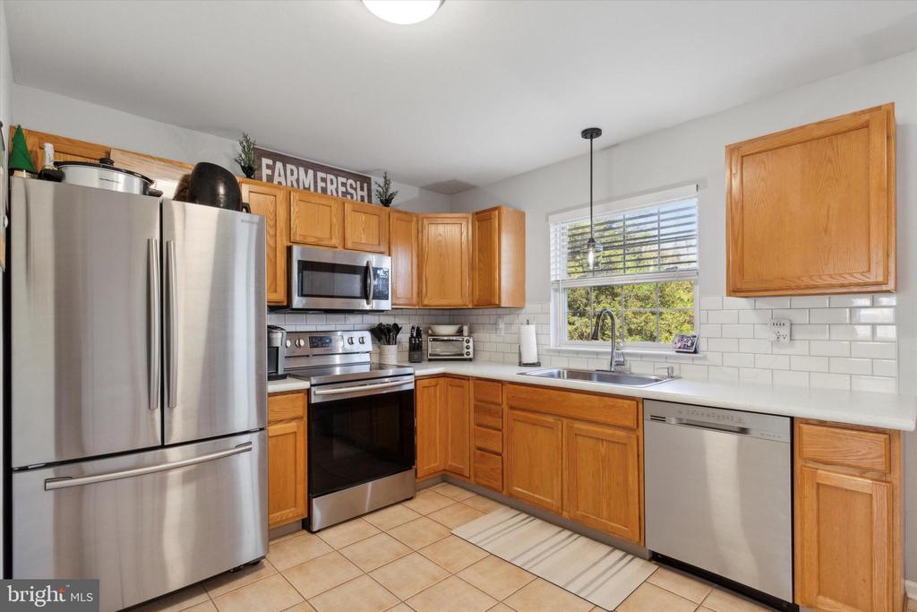1211 HUNTER LANE
