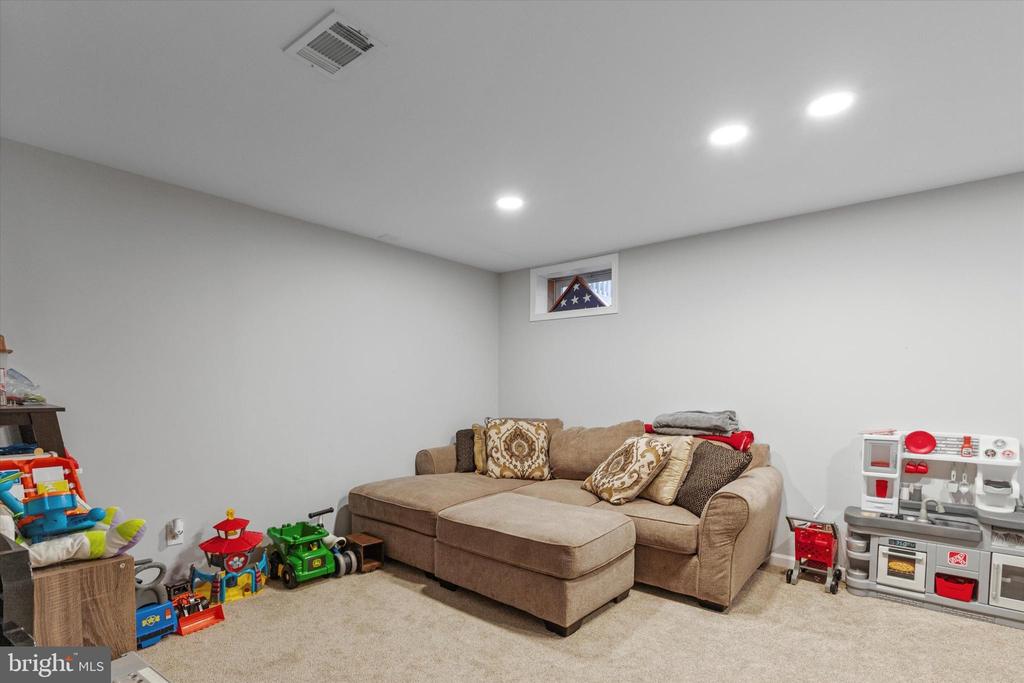 1211 HUNTER LANE