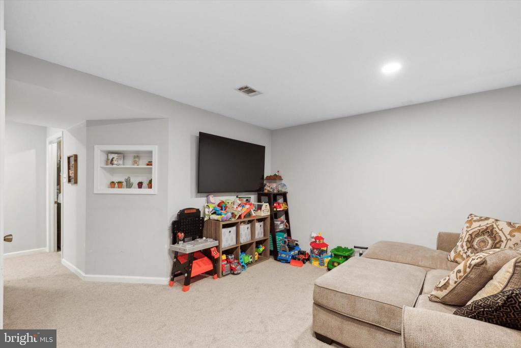 1211 HUNTER LANE