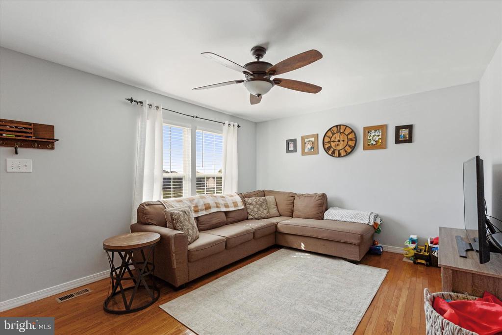 1211 HUNTER LANE