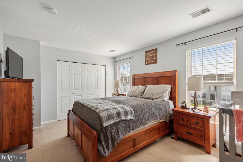 1211 HUNTER LANE