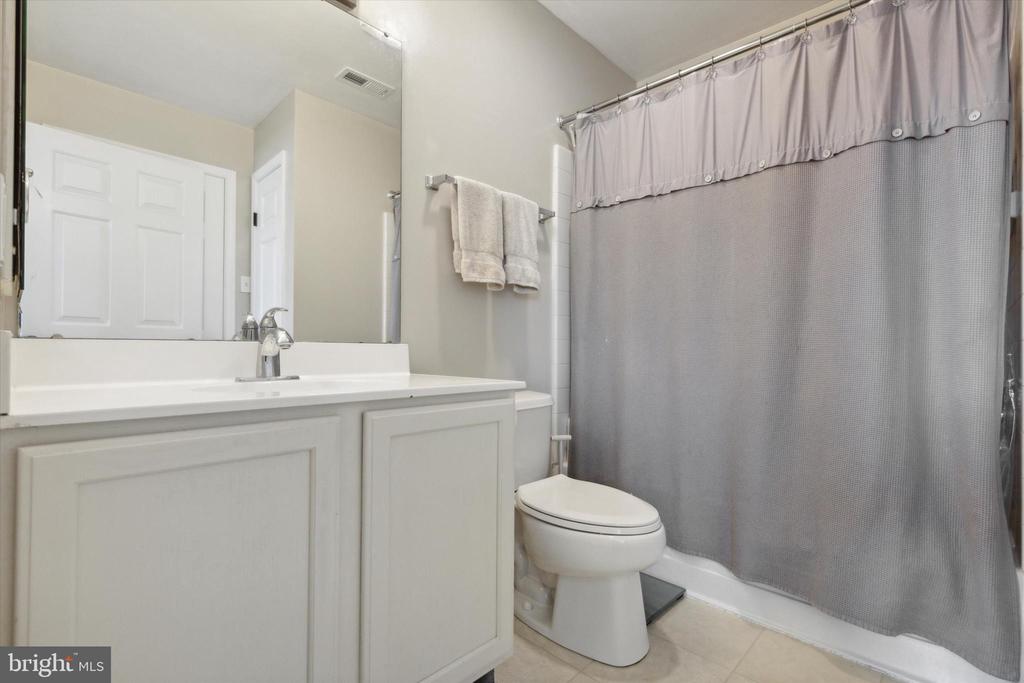 1211 HUNTER LANE