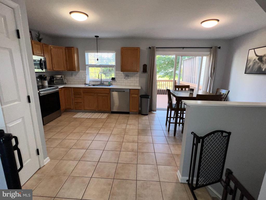 1211 HUNTER LANE
