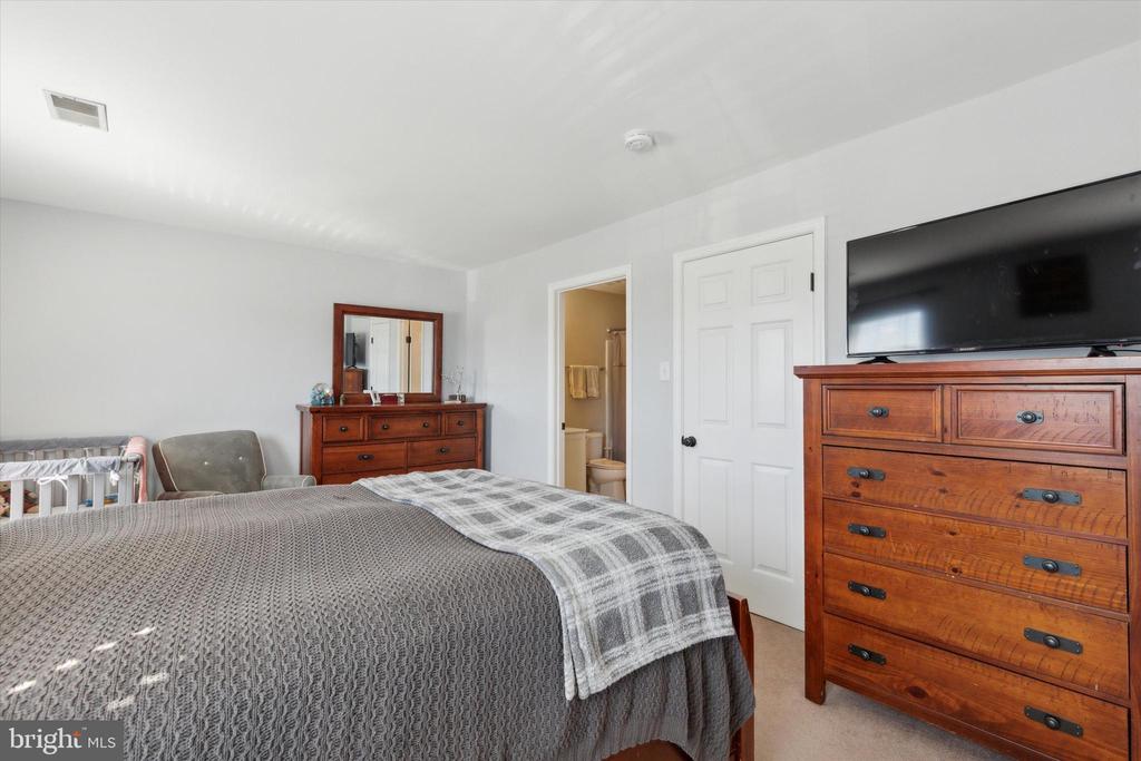 1211 HUNTER LANE