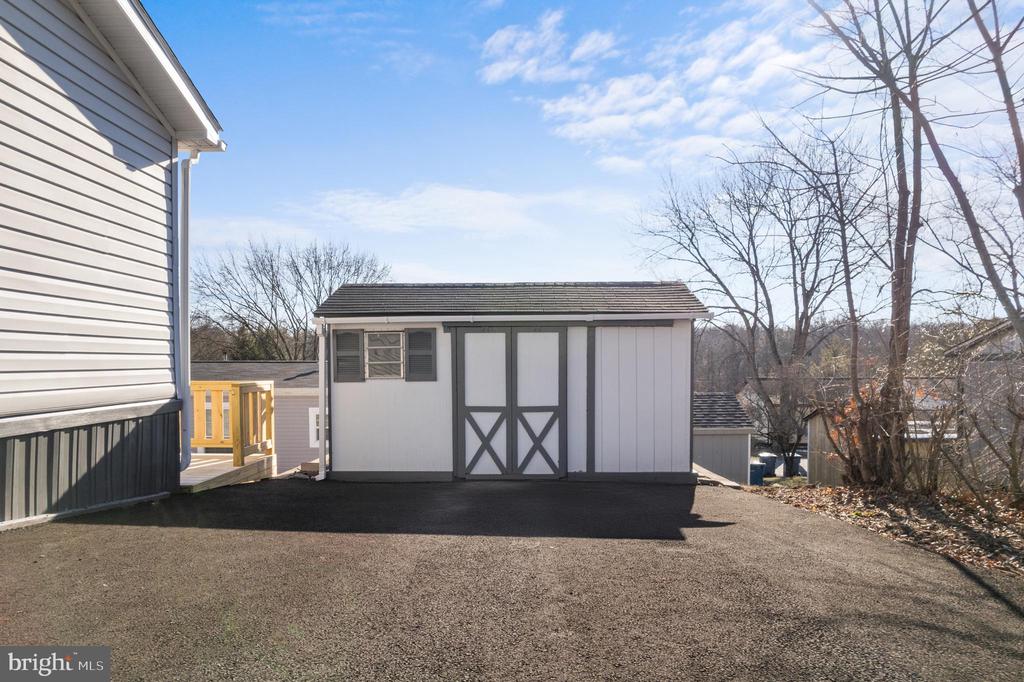 807 HOLLY DRIVE