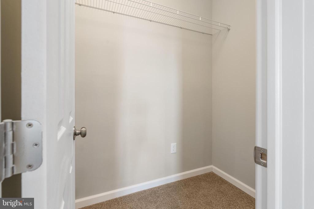 807 HOLLY DRIVE