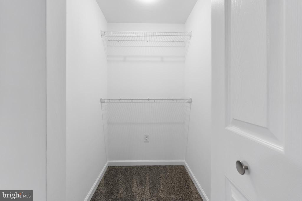 806 HOLLY DRIVE