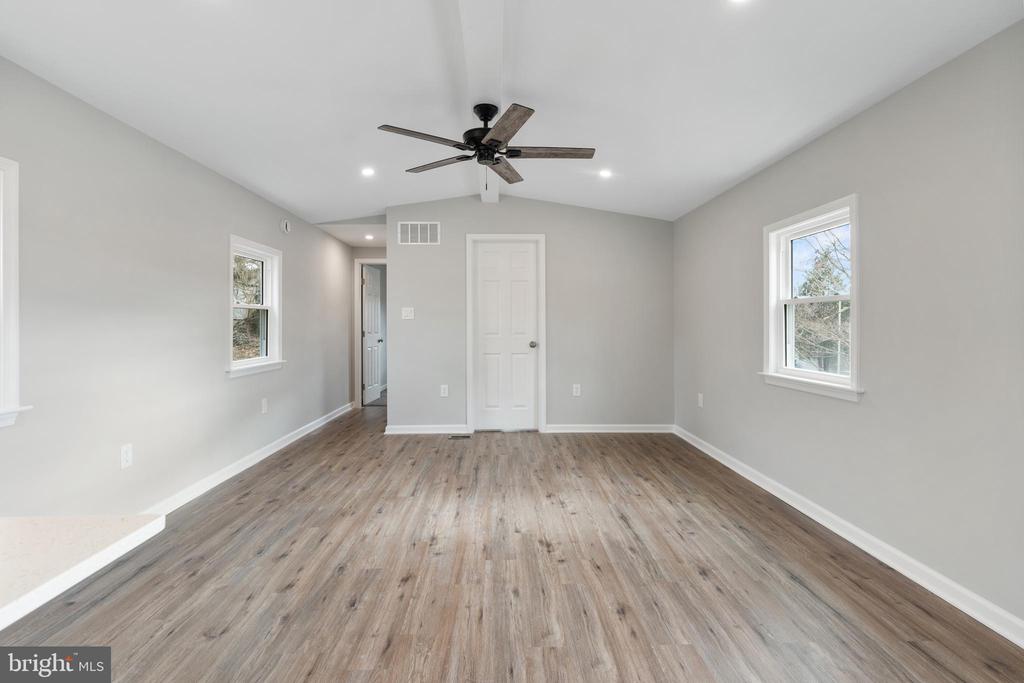806 HOLLY DRIVE