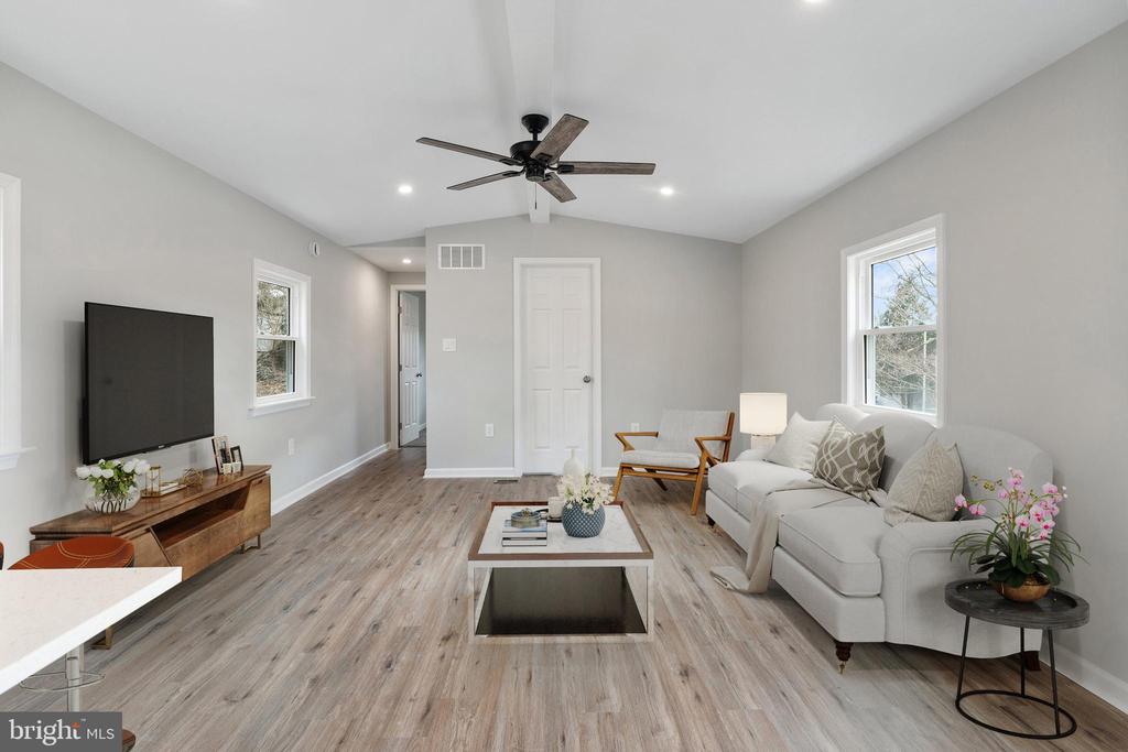 806 HOLLY DRIVE