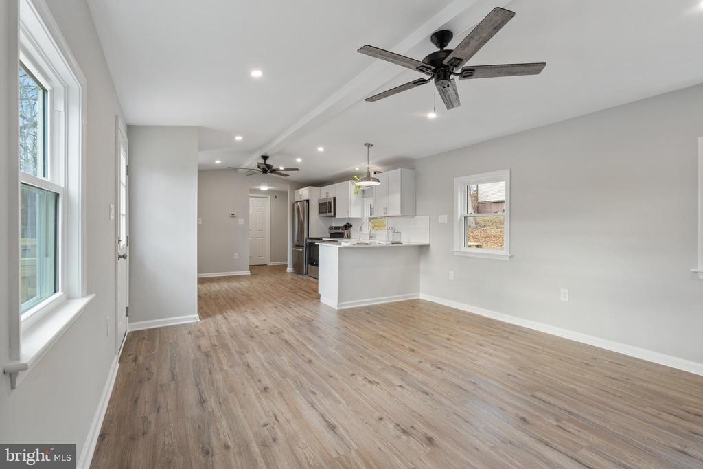 806 HOLLY DRIVE