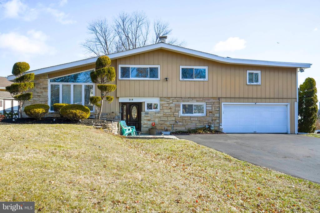 39 RED ROWAN LANE