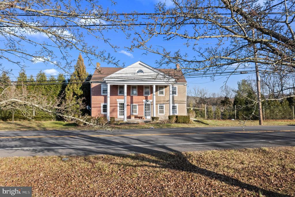 1237 N GRAVEL PIKE