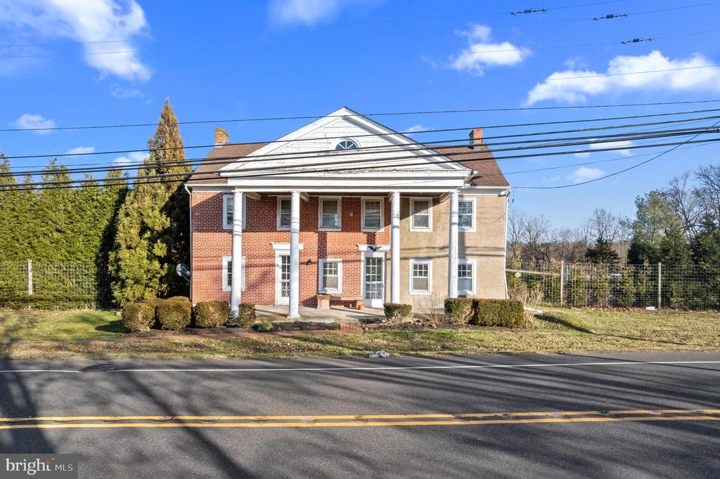 1237 N GRAVEL PIKE
