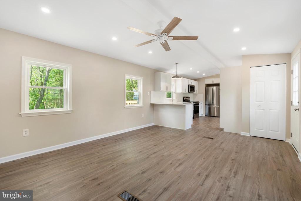 930 LAKEVIEW DRIVE