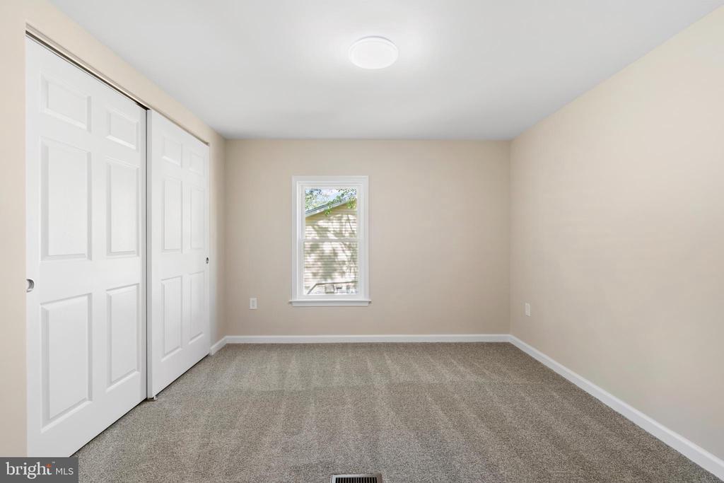 930 LAKEVIEW DRIVE