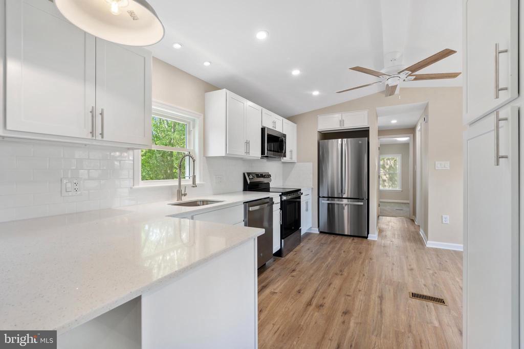 930 LAKEVIEW DRIVE