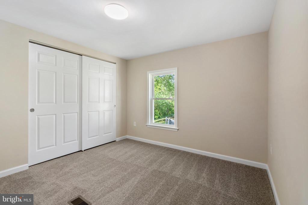 930 LAKEVIEW DRIVE