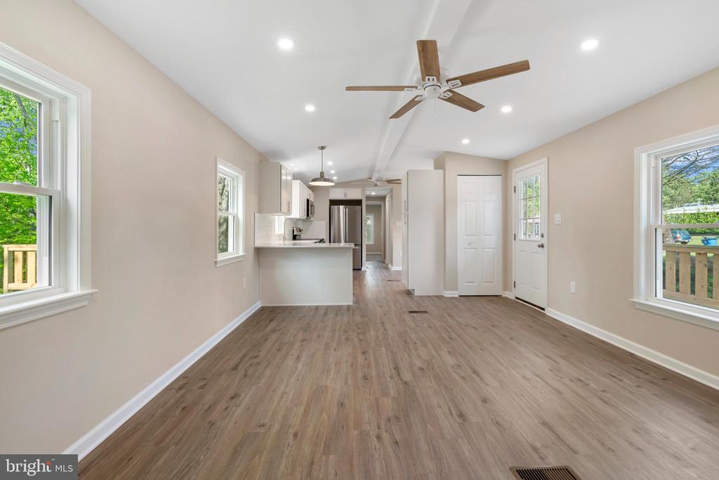 930 LAKEVIEW DRIVE