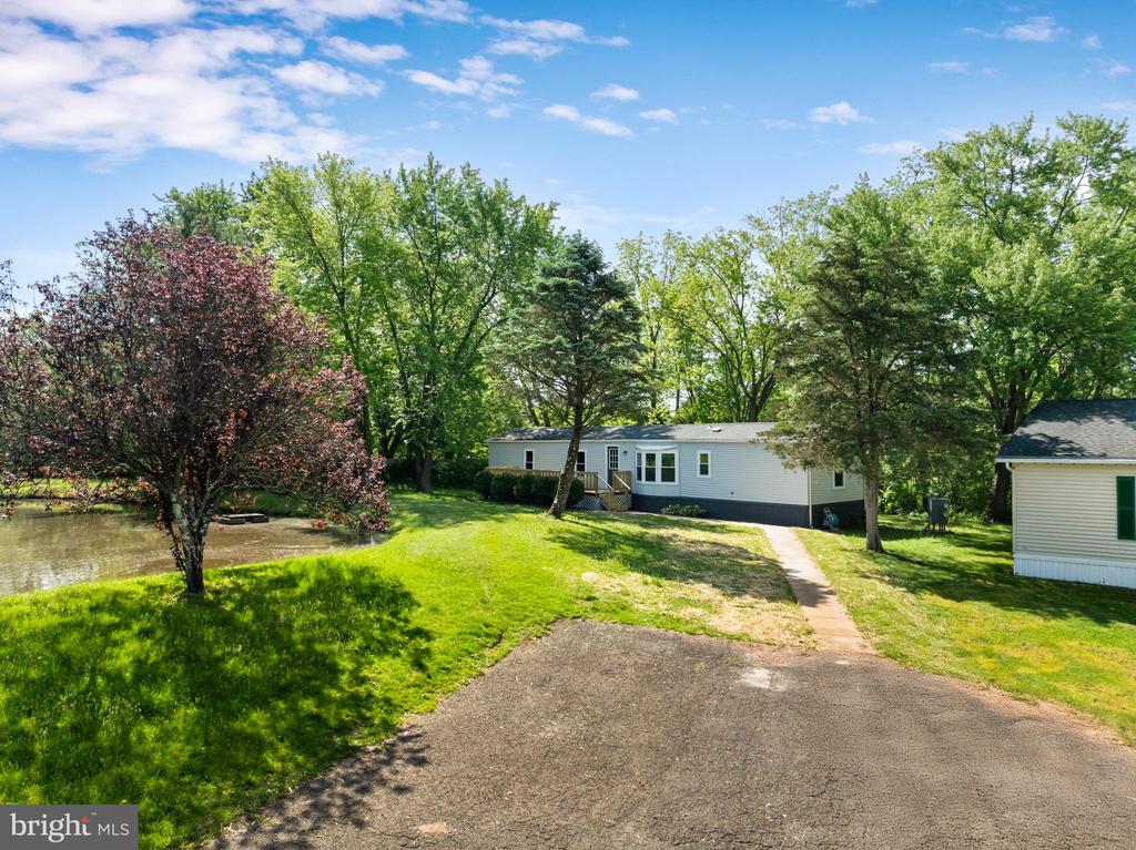 930 LAKEVIEW DRIVE