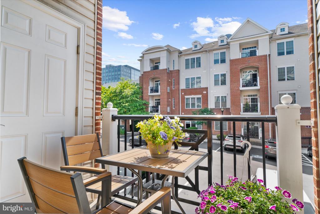 300 W ELM STREET 2235