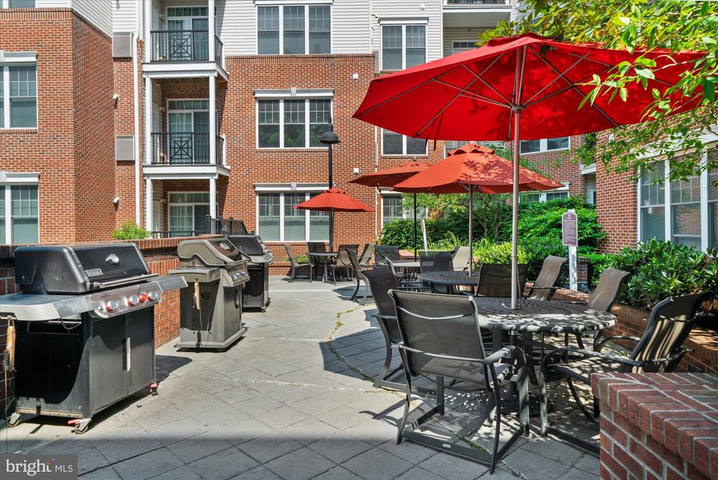 300 W ELM STREET 2235