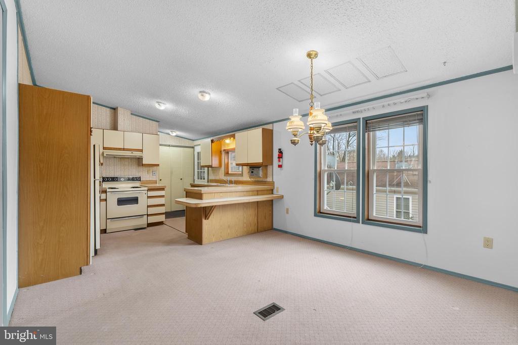 907 LAKEVIEW DRIVE