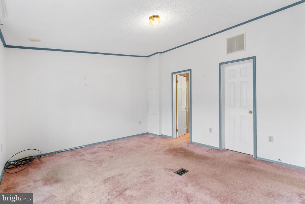 907 LAKEVIEW DRIVE