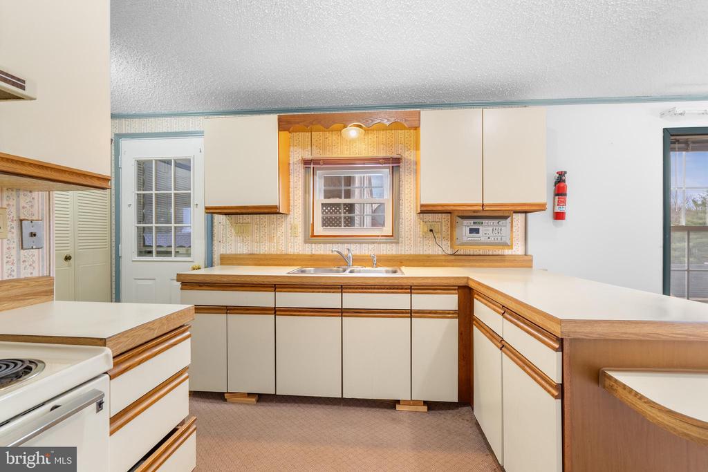907 LAKEVIEW DRIVE