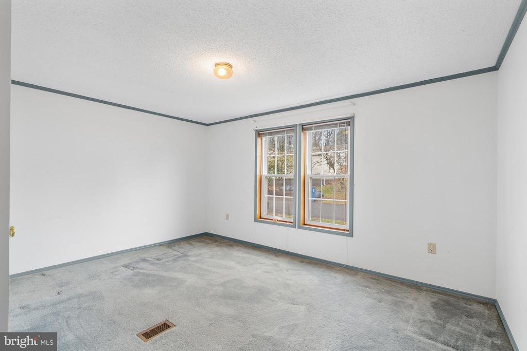 907 LAKEVIEW DRIVE