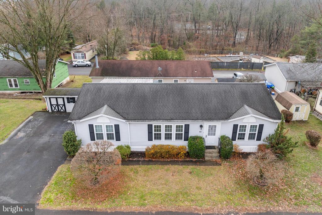 907 LAKEVIEW DRIVE