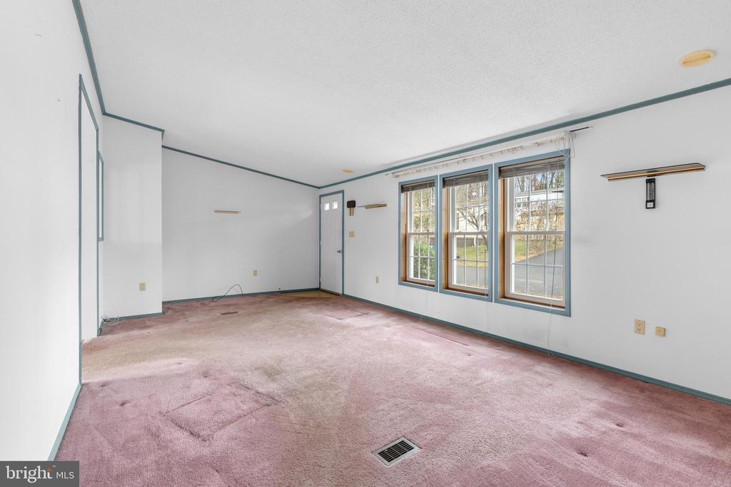 907 LAKEVIEW DRIVE