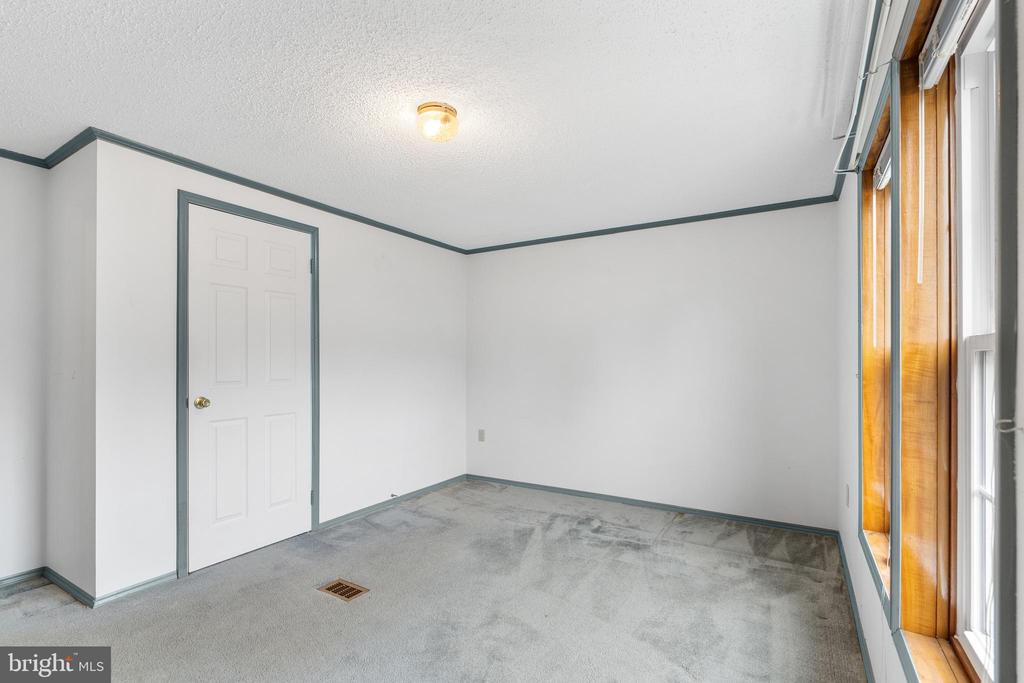 907 LAKEVIEW DRIVE